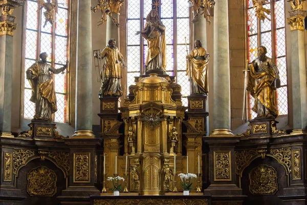 Villach, Avusturya - Eylül 04, 2025: Altın heykeller ve vitray pencereler, dini sanatın ve işçiliğin güzelliğini vurguluyor