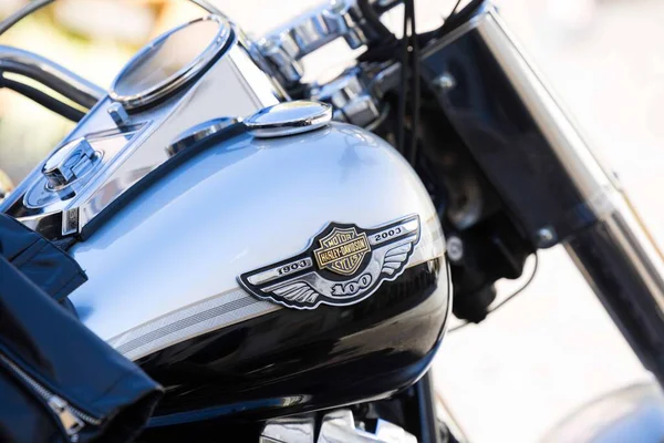 Villach, Avusturya - Eylül 04, 2025: Krom kaplama ve logoyla Harley-Davidson motorsiklet tankının yakın çekimi, otomotiv işçiliğindeki kalite ve tasarımı vurguluyor