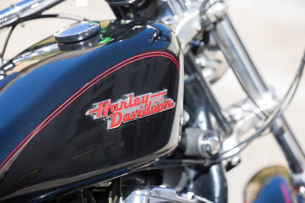 Villach, Avusturya - Eylül 04, 2025: Harley Davidson motorsiklet yakıt tankının ünlü logosu ve zarif tasarımı