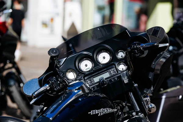 Villach, Avusturya - Eylül 04, 2025: Harley Davidson motosikleti açık hava ortamında hız göstergesi ve göstergelerle ayrıntılı bir gösterge paneline sahiptir.