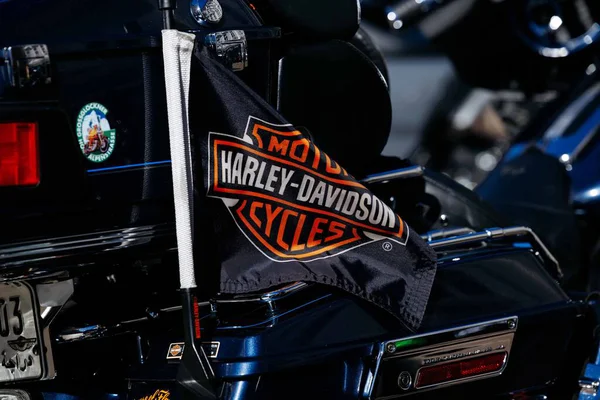 Villach, Avusturya - Eylül 04, 2025: Harley-Davidson bayrağı açık yolda marka sadakati ve özgürlük ruhunu vurgulayan bir motosiklete bağlandı