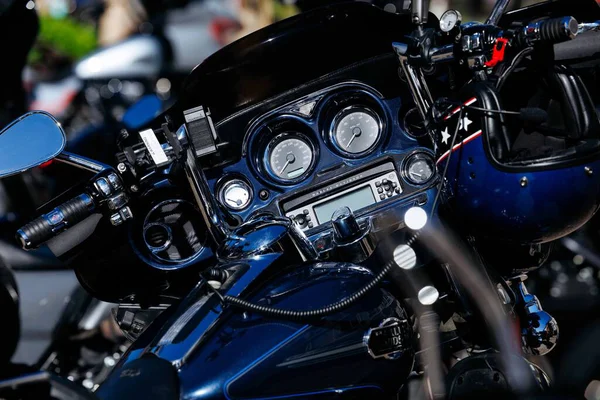 Villach, Avusturya - Eylül 04, 2025: Göstergeler ve kontrollerle motosiklet gösterge panelinin yakın çekimi, motorun işçiliğini ve tasarım unsurlarını vurguluyor