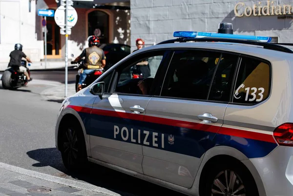 Villach, Avusturya - Eylül 04, 2025: Sokağa park etmiş mavi ışıklı polis aracı, kentsel çevre ve emniyet güçlerinin görüş mesafesini vurguluyor