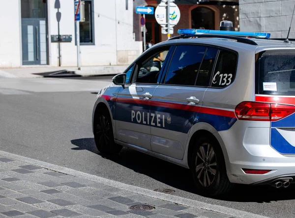 Villach, Avusturya - Eylül 04, 2025: POLİZEI işaretli polis arabası, kamu güvenliği ve kentsel yaşamı ön plana çıkarıyor