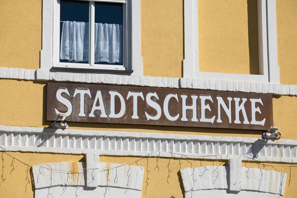 Villach, Avusturya - Eylül 04, 2025: Stadtchenke tabelaları parlak sarı bir binada belirgin bir şekilde sergilendi, büyüleyici mimari tarzını vurguladı