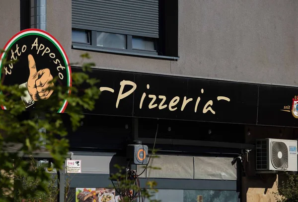 Villach, Avusturya - Eylül 04, 2025: Pizzacı tabelasında İtalyan tasarım unsurları, canlı renkler ve canlı bir şehir ortamında karşılayıcı bir atmosfer yer alıyor
