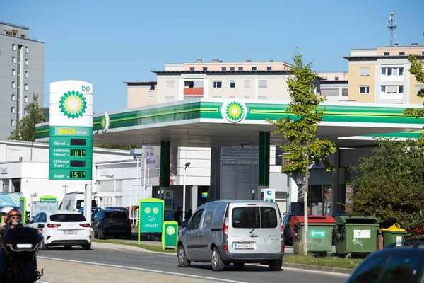 Villach, Avusturya - Eylül 04, 2025: BP benzin istasyonunda akaryakıt fiyatları, yakıt ikmali ve açık gökyüzü ve yeşillik içeren parlak kentsel ortam yer alıyor