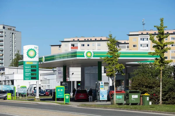 Villach, Avusturya - Eylül 04, 2025: BP benzin istasyonunda akaryakıt fiyatları ve modern mimari, kentsel kolaylık ve canlı bir atmosfer sağlanıyor