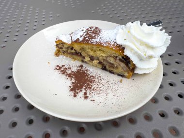 Lezzetli ceviz ve krem şantili pasta dilimi tabakta.