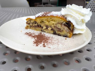 Lezzetli bir dilim elmalı ve çikolatalı pasta. Krem şantili..