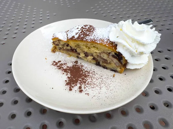 Lezzetli ceviz ve krem şantili pasta dilimi tabakta.