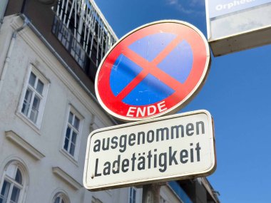 Graz, Avusturya - Eylül 06, 2025: Açık gökyüzü ile kentsel çevredeki kısıtlamaların sona erdiğini gösteren mavi daire ve kırmızı haç işareti yok