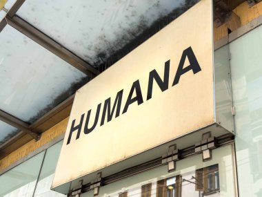 Graz, Avusturya - Eylül 06, 2025: Humana marka tabelası bir mağaza vitrininde sergilenerek, kalabalık bir kentsel alışveriş alanında varlığını vurguluyor