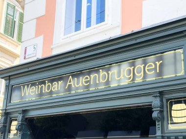 Graz, Avusturya - Eylül 06, 2025: Weinbar Auenbrugger 'ın ön cephe inşaatının işareti, yerel kültürü yansıtıyor ve canlı bir şehir ortamında atmosferi davet ediyor