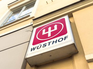 Graz, Avusturya - Eylül 06, 2025: Dış yapının Wusthof tabelası, yüksek kaliteli mutfak araçlarını sembolize ederek, kalın renk ve logoyla marka kimliğini vurguluyor