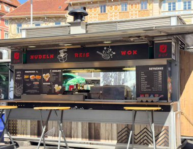 Graz, Avusturya - Eylül 06, 2025: Yiyecek kamyonu açık havada çeşitli erişte, pirinç ve tava yemekleri sunuyor.