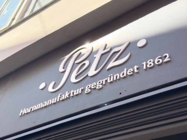 Graz, Avusturya - Eylül 06, 2025: Petz işareti, 1862 'de kurulan ve kentsel bir çevrede kurulmuş olan zengin tarih ve boru imalat işçiliğini yansıtıyor