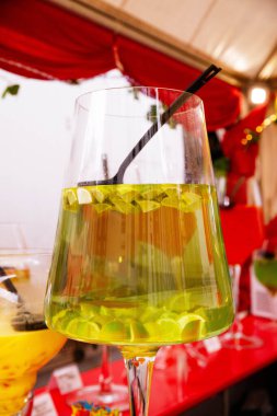 Çadırdaki limon dilimleriyle yeşil kokteyl tazeleniyor..