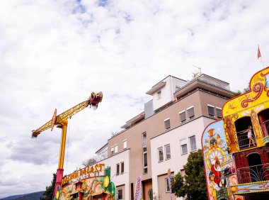 Villach, Avusturya - 30 Temmuz 2025: Avusturya 'nın Villach kentinde renkli gösteriler ve hareketli bir ortam içeren Villacher Kirchtag festivalinde eğlence gezileri