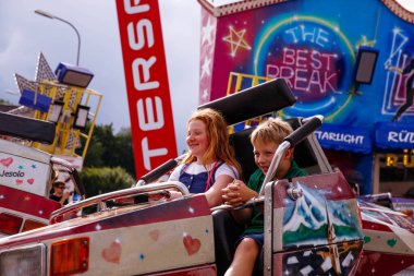 Villach, Avusturya - 30 Temmuz 2025: Çocuklar Villacher Kirchtag festivalinde neşeli bir ortam yaratarak eğleniyorlar.