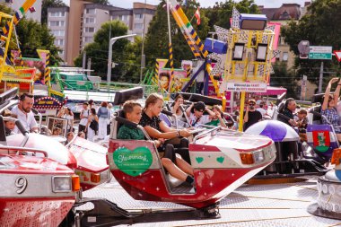 Villach, Avusturya - 30 Temmuz 2025: Çocuklar Villacher Kirchtag Festivali 'nde eğleniyorlar, canlı bir ortam yaratıyorlar