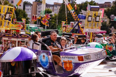 Villach, Avusturya - 30 Temmuz 2025: Aile, Villacher Kirchtag 'da heyecanlı bir şekilde gezinirken heyecan yaşadı.