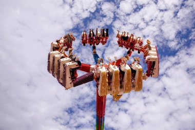 Villach, Avusturya - 30 Temmuz 2025: Villacher Kirchtag Festivali 'nde neşeli sürücüler pofuduk bulutların arkasında dönerek heyecan ve şenlik yaratıyorlar.