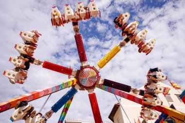 Villach, Avusturya - 30 Temmuz 2025: Villacher Kirchtag festivalinde renkli dönme dolap, canlı dekorasyonlar ve heyecan dolu bir ortam