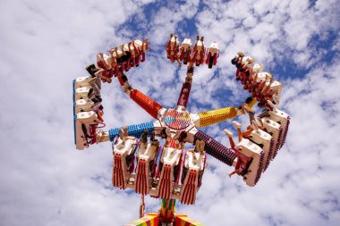 Villach, Avusturya - 30 Temmuz 2025: Villacher Kirchtag festivalinde eğlenceli sürücüler canlı renklere ve dinamik hareketlere karşı heyecanlı sürücüler yer alıyor