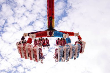 Villach, Avusturya - 30 Temmuz 2025: Villacher Kirchtag festivalinde sürücüler mavi gökyüzü altında tüylü bulutlarla heyecan verici deneyimler yaşıyorlar