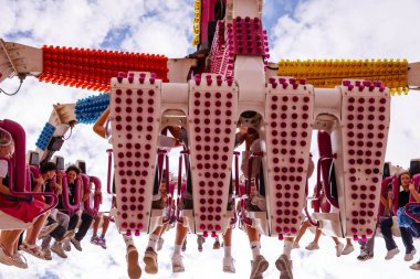 Villach, Avusturya - 30 Temmuz 2025: Villacher Kirchtag festivalinde eğlenceli sürücüler renkli bir ortamda heyecan yaşıyorlar