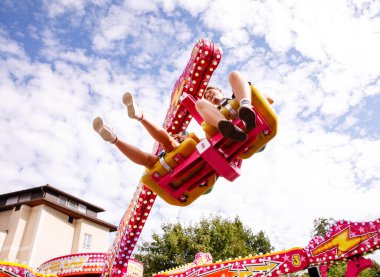 Villach, Avusturya - 30 Temmuz 2025: Heyecanlı sürücüler Villacher Kirchtag festivalinde heyecan verici bir eğlence turu deneyimlediler.