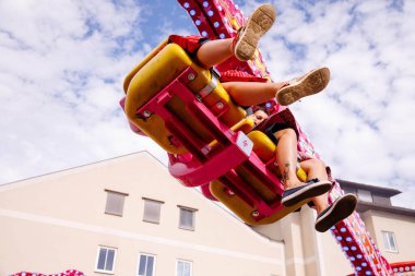 Villach, Avusturya - 30 Temmuz 2025: Heyecanlı sürücüler, renkli dekorasyonlar ve şenlikli bir ortam ile çevrili Villacher Kirchtag festivalinde heyecan verici bir yolculuk yaşadılar