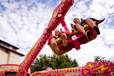 Villach, Avusturya - 30 Temmuz 2025: İki neşeli kadın, Villacher Kirchtag Festivali 'nde heyecan verici bir yolculuk yaşıyor.