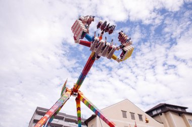 Villach, Avusturya - 30 Temmuz 2025: Villacher Kirchtag festivalinde eğlenceli bir gezinti, renkli tasarım ve parlak bir gökyüzü arka planına karşı heyecan verici bir deneyim