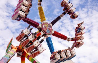 Villach, Avusturya - 30 Temmuz 2025: Villacher Kirchtag festivalinde heyecanlı renkler ve heyecan verici dönüşler yaşayan neşeli sürücüler