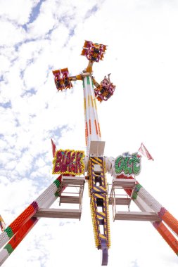 Villach, Avusturya - 30 Temmuz 2025: Villacher Kirchtag Festivali 'nde renkli tasarım ve parlak gökyüzüne karşı hareketli ambiyansın yer aldığı heyecan verici bir eğlence gezisi