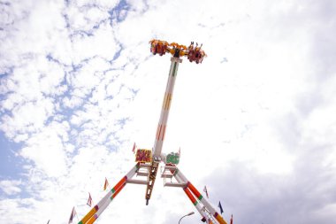 Villach, Avusturya - 30 Temmuz 2025: Bulutlu bir gökyüzü altında renkli tasarım ve heyecan verici deneyimin yer aldığı Villacher Kirchtag festivalinde eğlenceli bir yolculuk