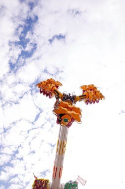 Villach, Avusturya - 30 Temmuz 2025: Villacher Kirchtag festivalinde renkli tasarım ve fotokopi alanı ile enerjik atmosfer ile heyecan verici bir eğlence gezisi