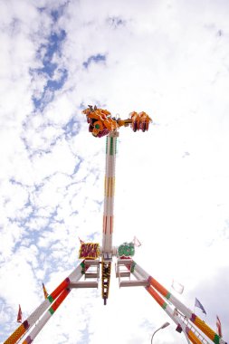 Villach, Avusturya - 30 Temmuz 2025: Bulutlu bir gökyüzü altında parlak renklerin ve dinamik bir atmosferin yer aldığı Villacher Kirchtag festivalinde eğlenceli bir gezinti