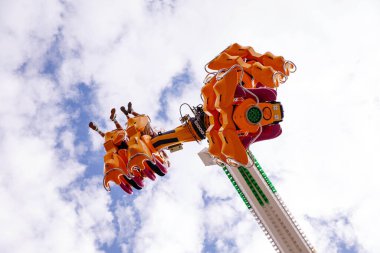 Villach, Avusturya - 30 Temmuz 2025: Açık mavi gökyüzü altında parlak renklerin ve heyecan verici atmosferin yer aldığı Villacher Kirchtag festivalinde heyecan verici bir eğlence gezisi