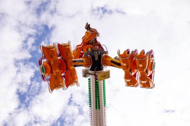 Villach, Avusturya - 30 Temmuz 2025: Villacher Kirchtag festivalinde parlak renkler ve açık mavi gökyüzü altında heyecan verici bir tasarım