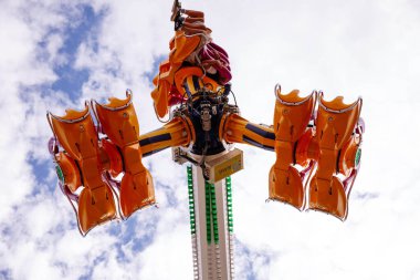 Villach, Avusturya - 30 Temmuz 2025: Villacher Kirchtag festivalinde heyecan verici bir eğlence gezisi, parlak renkler ve dinamik yapılar, heyecan arayanların ve ailelerin ilgisini çekiyor