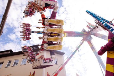 Villach, Avusturya - 30 Temmuz 2025: Villacher Kirchtag festivalinde heyecan verici bir eğlence gezisi, renkli tasarım ve heyecan verici deneyimin tadını çıkaran neşeli sürücüler