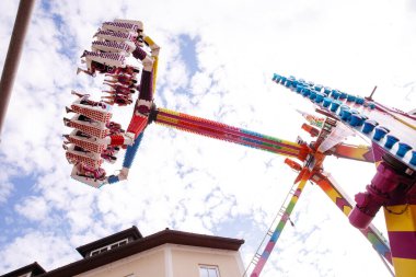 Villach, Avusturya - 30 Temmuz 2025: Villacher Kirchtag festivalinde heyecan verici bir eğlence gezisi, renkli yapılar ve heyecan verici deneyimin tadını çıkaran neşeli sürücüler