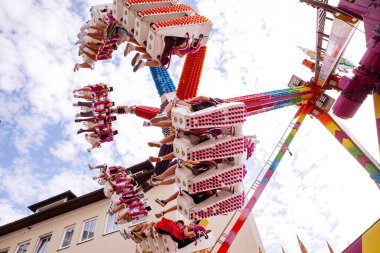 Villach, Avusturya - 30 Temmuz 2025: Villacher Kirchtag festivalinde heyecan verici bir eğlence gezisi, renkli tasarım ve heyecanlı sürücüler