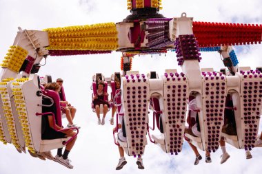 Villach, Avusturya - 30 Temmuz 2025: Villacher Kirchtag Festivali 'nde eğlenceli bir gezinti, renkli dönen bir cazibede heyecan yaşayan sürücüleri içeriyor