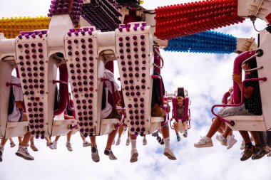 Villach, Avusturya - 30 Temmuz 2025: Villacher Kirchtag festivalinde havada asılı dururken heyecan ve neşe yaşayan sürücüler