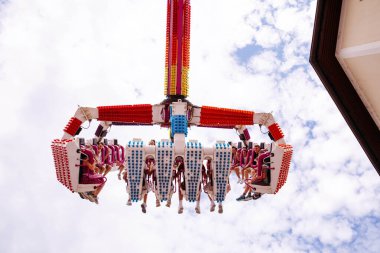 Villach, Avusturya - 30 Temmuz 2025: Villacher Kirchtag festivalindeki eğlence gezisi, parlak bir gökyüzüne karşı yükselen, neşe ve heyecanı somutlaştıran sürücüleri heyecanlandırıyor