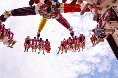 Villach, Avusturya - 30 Temmuz 2025: Villacher Kirchtag festivalinde yer üstünde asılı dururken heyecandan zevk alan sürücüler